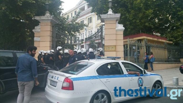 Πόσο μπάχαλο πια; Αναρχικοί «μπούκαραν» στο Υπουργείο Μακεδονίας – Θράκης- Δείτε τι έγινε (βίντεο